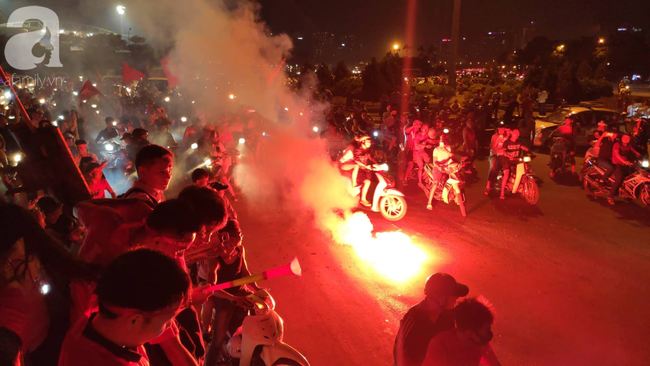 Hàng ngàn CĐV xuống đường đi bão, đốt pháo ăn mừng chiến thắng 1-0 của tuyển Việt Nam trước Malaysia-3