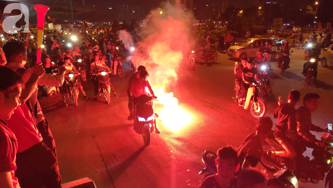 Hàng ngàn CĐV xuống đường đi bão, đốt pháo ăn mừng chiến thắng 1-0 của tuyển Việt Nam trước Malaysia-4