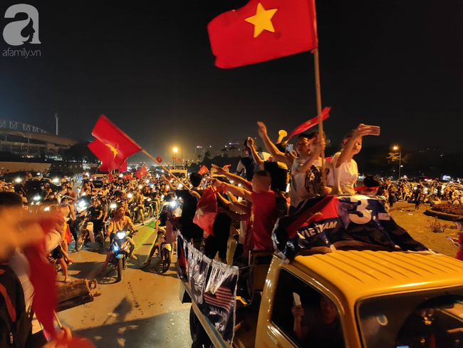 Hàng ngàn CĐV xuống đường đi bão, đốt pháo ăn mừng chiến thắng 1-0 của tuyển Việt Nam trước Malaysia-7