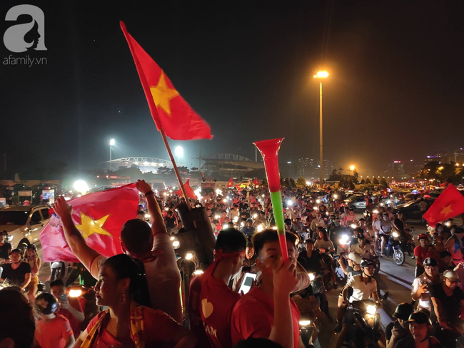 Hàng ngàn CĐV xuống đường đi bão, đốt pháo ăn mừng chiến thắng 1-0 của tuyển Việt Nam trước Malaysia-8