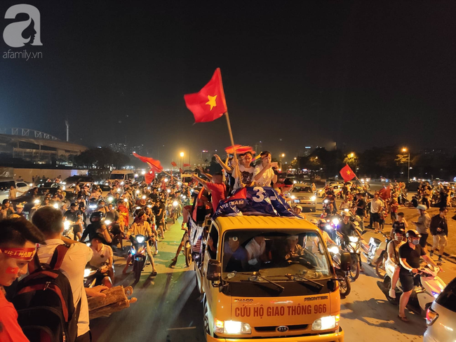 Hàng ngàn CĐV xuống đường đi bão, đốt pháo ăn mừng chiến thắng 1-0 của tuyển Việt Nam trước Malaysia-10