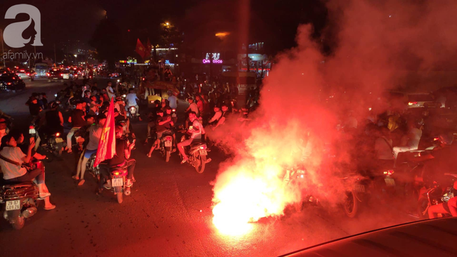 Hàng ngàn CĐV xuống đường đi bão, đốt pháo ăn mừng chiến thắng 1-0 của tuyển Việt Nam trước Malaysia-6