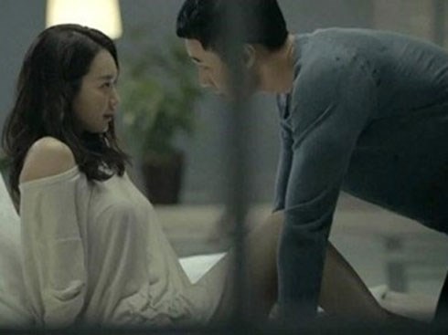 Vợ gọi điện đúng lúc chồng cùng nhân tình tận hưởng trong khách sạn, anh ta bực dọc ngắt máy mà không ngờ đã tự tuyên 