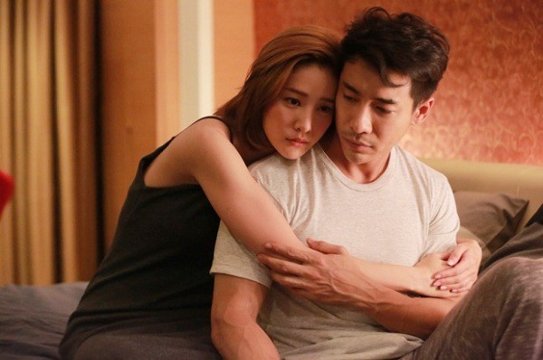 Đêm tân hôn, chồng tôi hét lên một tiếng rồi bỏ ra ngoài khi chiếc váy ngủ của tôi vừa rơi xuống-1