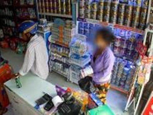 Cặp đôi trung niên phối hợp trộm 4 hộp sữa ngay trước mặt nhân viên bán hàng