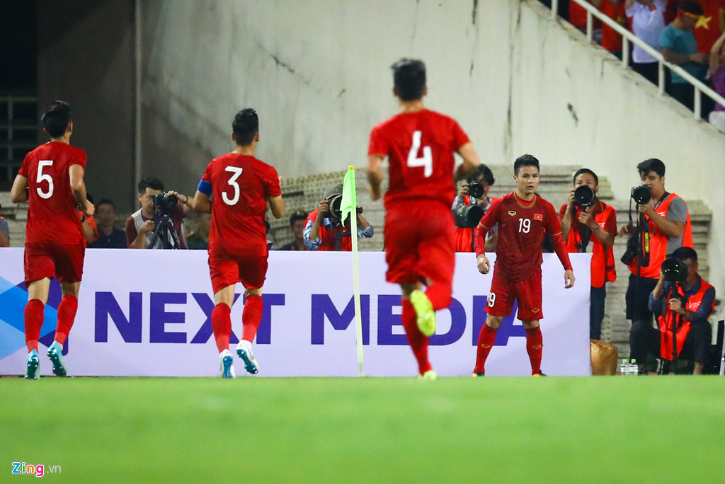 Tuấn Anh nén đau khi cả đội mừng Quang Hải ghi bàn-3