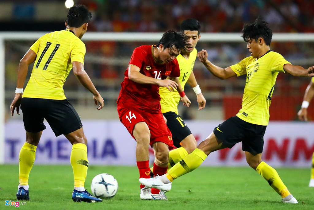 Tuấn Anh nén đau khi cả đội mừng Quang Hải ghi bàn-6