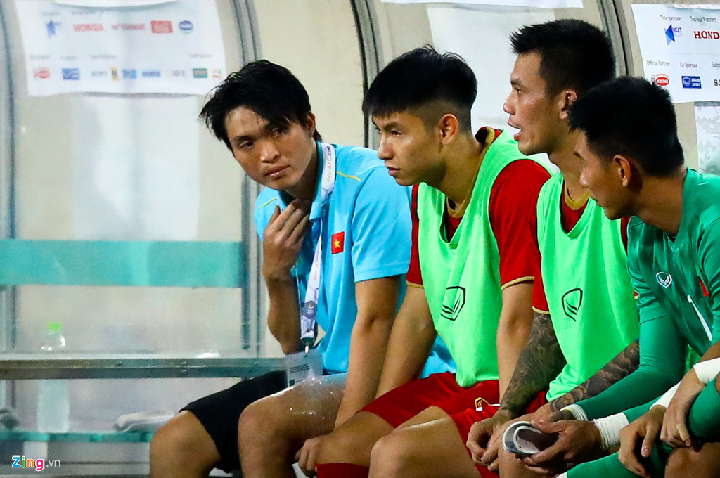 Tuấn Anh nén đau khi cả đội mừng Quang Hải ghi bàn-8