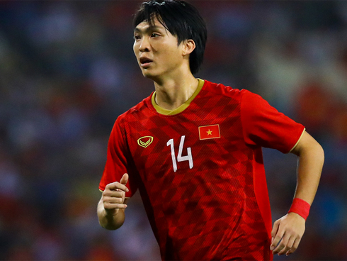 Tuấn Anh trấn an CĐV sau chấn thương đùi ở trận gặp Malaysia-3