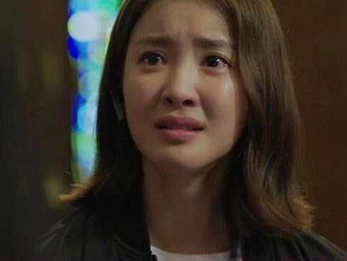 Nghe tiếng nước chảy róc rách trong nhà tắm, vợ đẩy cửa định 