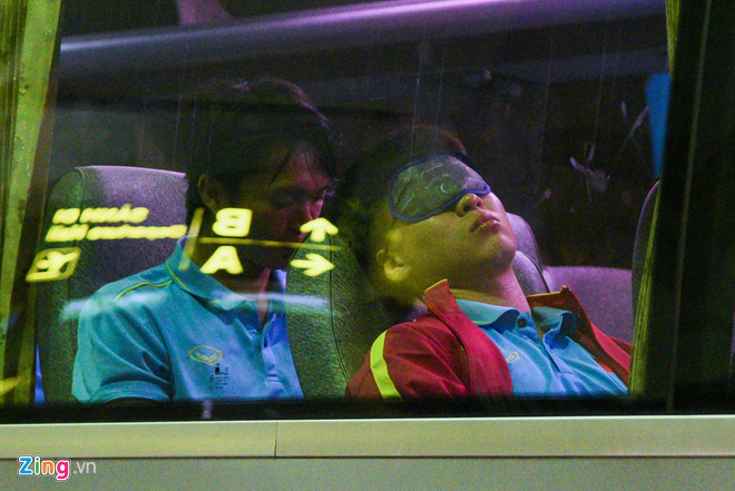 Nhiều tuyển thủ Việt Nam ngái ngủ trước giờ bay sang Indonesia-1