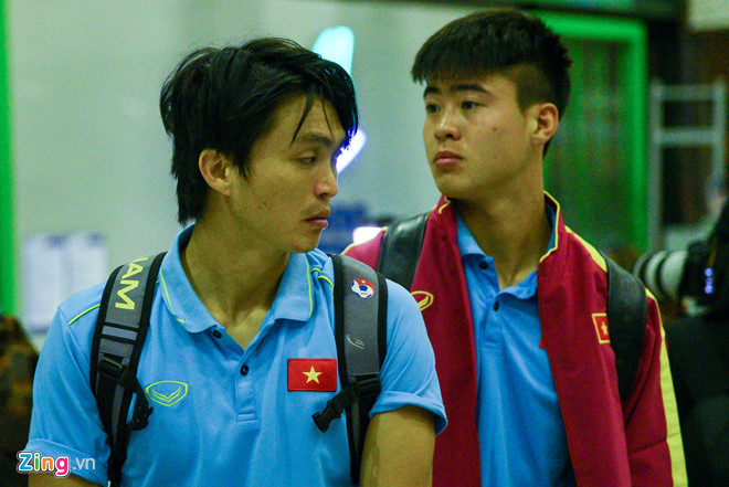 Nhiều tuyển thủ Việt Nam ngái ngủ trước giờ bay sang Indonesia-3