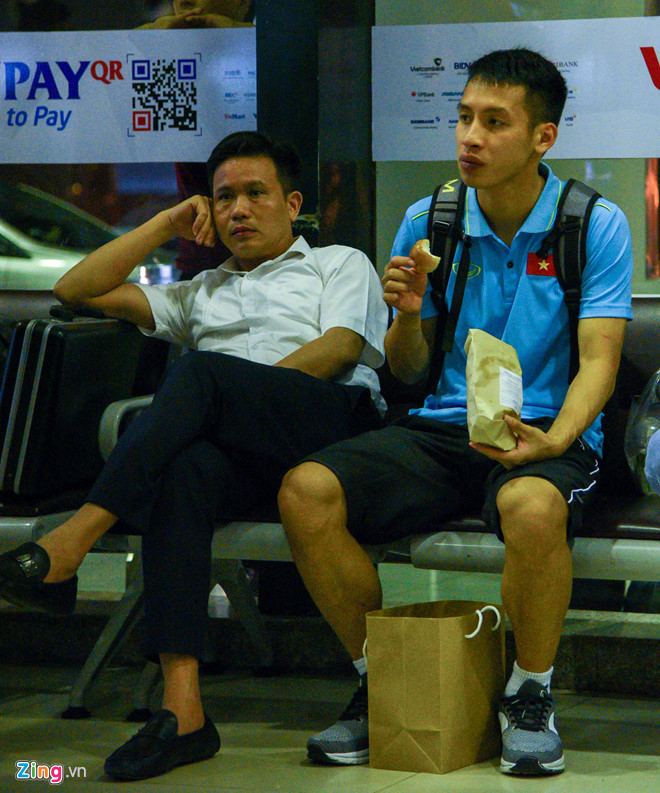 Nhiều tuyển thủ Việt Nam ngái ngủ trước giờ bay sang Indonesia-5