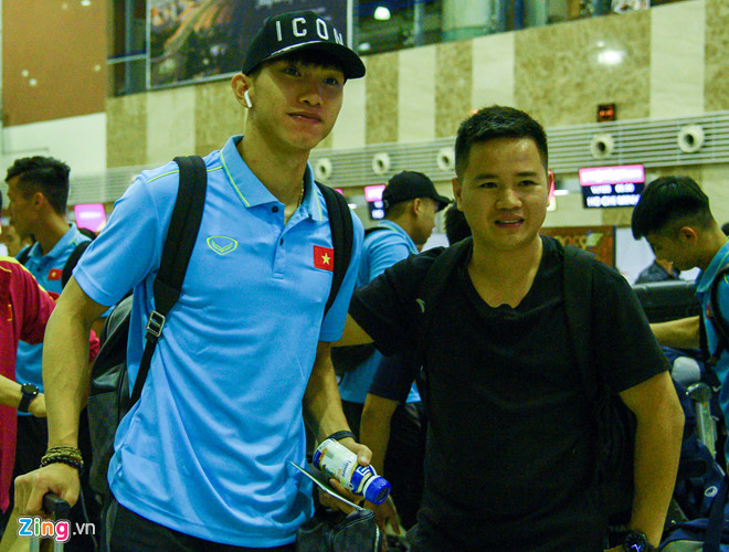 Nhiều tuyển thủ Việt Nam ngái ngủ trước giờ bay sang Indonesia-6