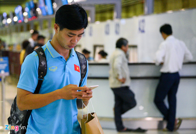 Nhiều tuyển thủ Việt Nam ngái ngủ trước giờ bay sang Indonesia-7