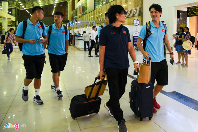 Nhiều tuyển thủ Việt Nam ngái ngủ trước giờ bay sang Indonesia-8