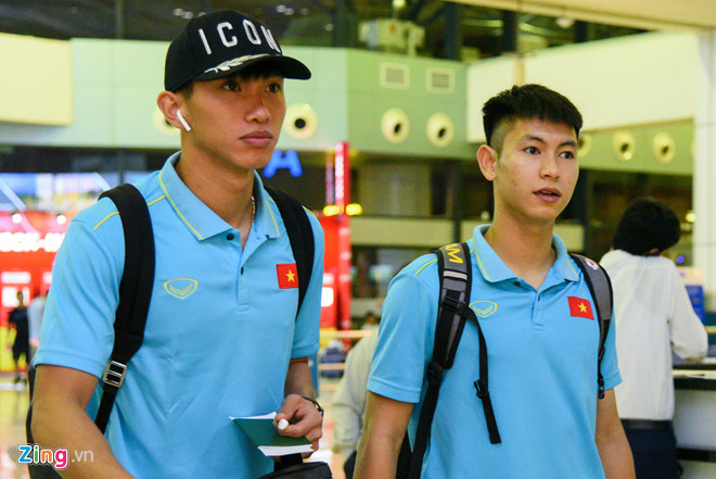 Nhiều tuyển thủ Việt Nam ngái ngủ trước giờ bay sang Indonesia-9