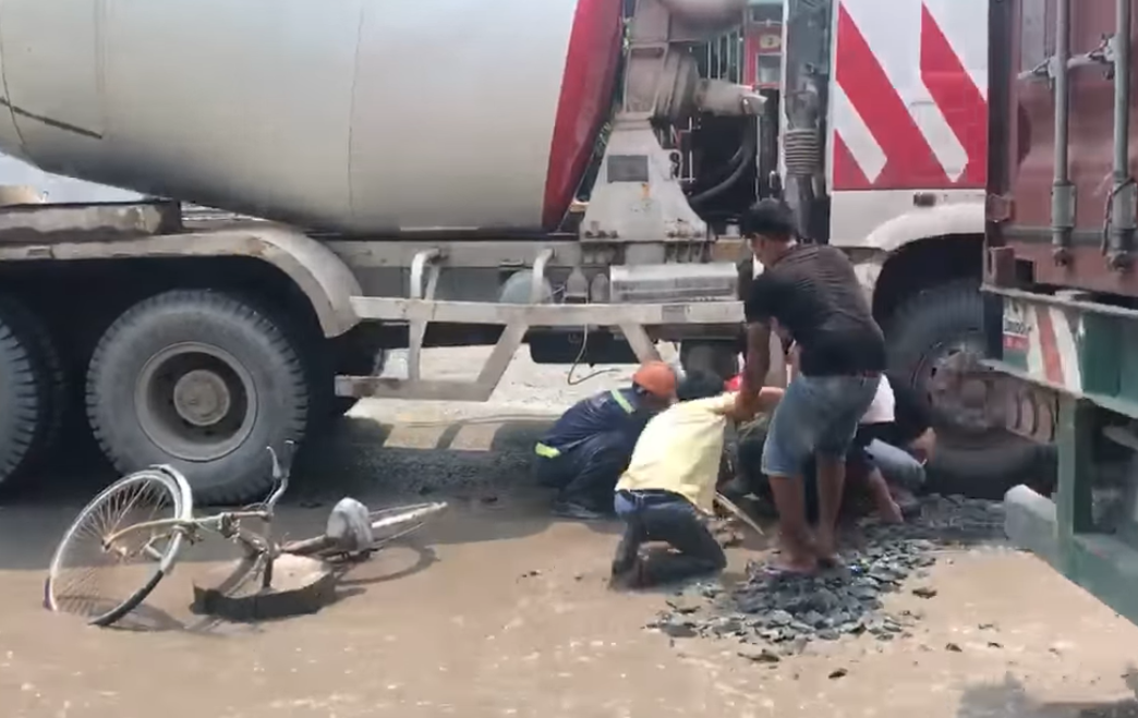Mẹ bị tai nạn giao thông, các con đến hiện trường gào khóc: Về ăn cơm với con, mẹ ơi!-1