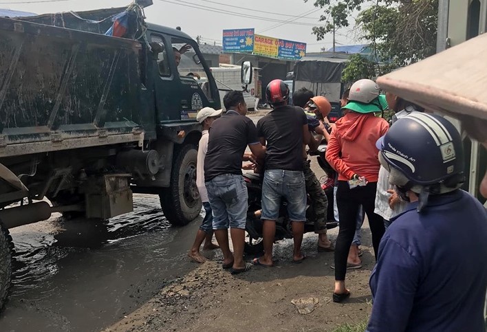 Mẹ bị tai nạn giao thông, các con đến hiện trường gào khóc: Về ăn cơm với con, mẹ ơi!-3