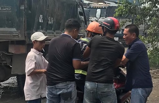 Mẹ bị tai nạn giao thông, các con đến hiện trường gào khóc: Về ăn cơm với con, mẹ ơi!-4