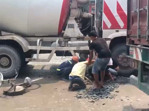 Rời đi được 5 giây, người phụ nữ thoát được vụ tai nạn đáng sợ sau lưng-1