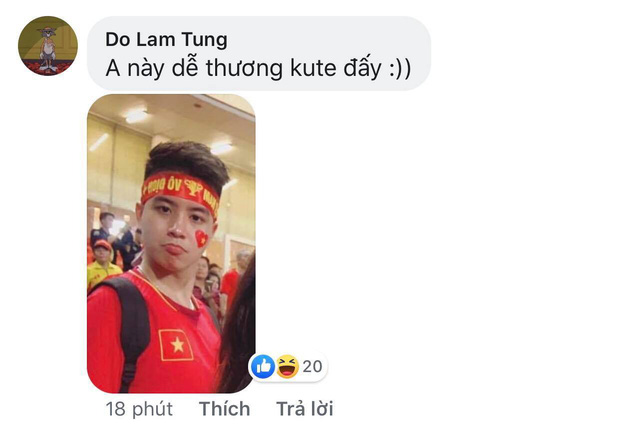 Gái xinh khoe ảnh xem bóng đá nhưng tất cả những gì cư dân mạng chú ý lại là biểu cảm của thánh chụp ké phía sau-2