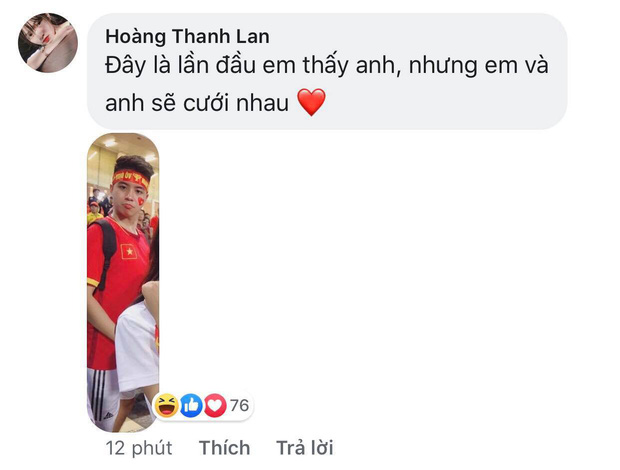 Gái xinh khoe ảnh xem bóng đá nhưng tất cả những gì cư dân mạng chú ý lại là biểu cảm của thánh chụp ké phía sau-4