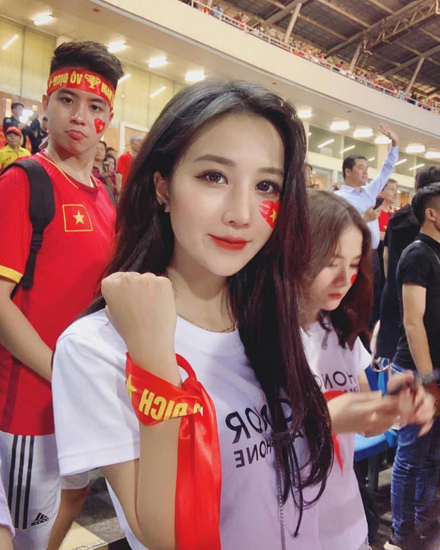 Gái xinh khoe ảnh xem bóng đá nhưng tất cả những gì cư dân mạng chú ý lại là biểu cảm của thánh chụp ké phía sau-1