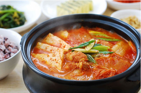 Chỉ cần 3 bước có ngay món canh kim chi đậu phụ nóng hổi, vừa thổi vừa ăn, cả nhà đều mê-2