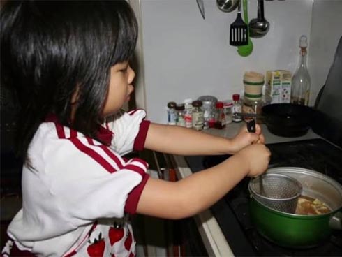 Mẹ Hà thành trả lương cho con 200.000 đồng/tháng, các con mới tí tuổi đã làm việc nhà đâu ra đấy, ai nghe cũng xuýt xoa-5