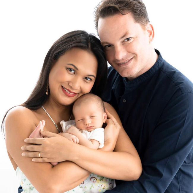 Vợ mới của chồng cũ diva Hồng Nhung lần đầu khoe mặt con trai mới chào đời-2