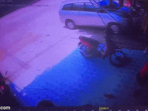 Đứng tim cảnh nam sinh lồm cồm bò ra từ gầm xe tải sau vụ tai nạn-1