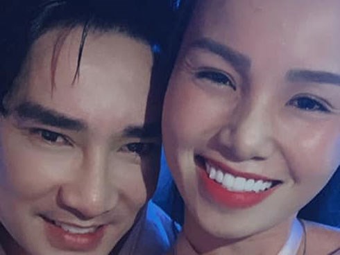 Quang Hà bất ngờ hôn tình tứ cô gái lạ khiến fan xôn xao?