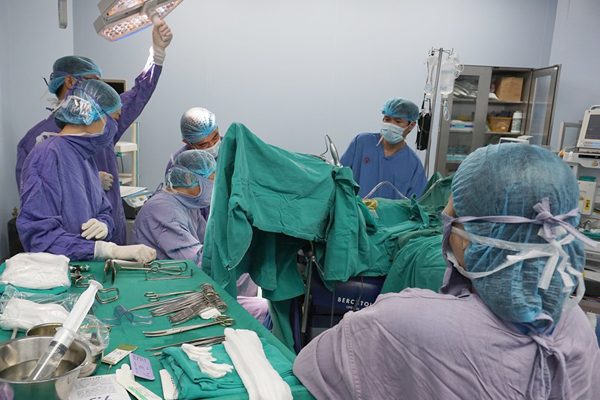 Cô gái bị hoại tử hậu môn sau bôi thuốc chữa trĩ-1