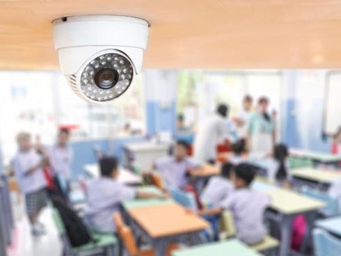 Nhiều giáo viên quên xỏ chân vào đôi giày của học sinh”-2