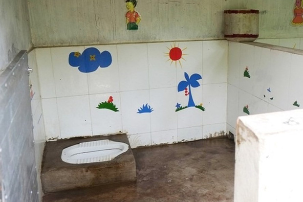 Chữa mãi không khỏi bệnh đau họng cho con, bố mẹ hỏi mới biết do bị cô giáo ép ăn nhanh, nếu không phải ăn trong nhà vệ sinh-1