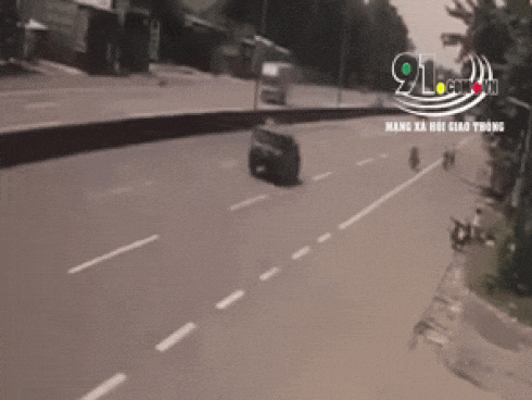 Người đàn ông phóng xe ngược chiều bị ô tô đâm văng xa chục mét