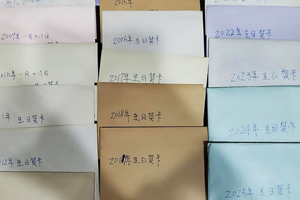 Bố viết sẵn 19 tấm thiệp mừng sinh nhật con gái mới ra đời vì biết mình không sống được bao lâu nữa khiến nhiều người rơi nước mắt-1