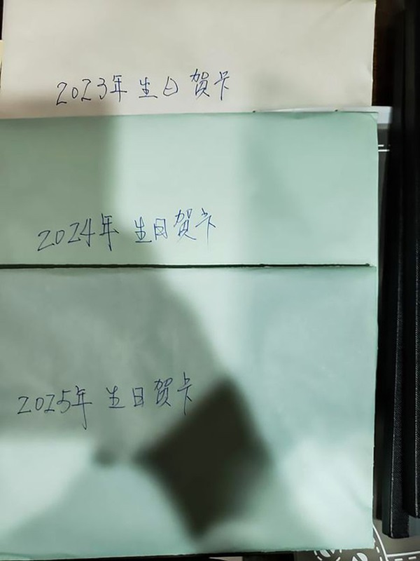 Bố viết sẵn 19 tấm thiệp mừng sinh nhật con gái mới ra đời vì biết mình không sống được bao lâu nữa khiến nhiều người rơi nước mắt-3