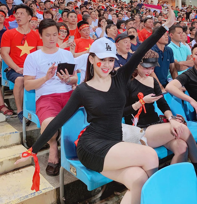 Đã tìm ra danh tính nữ cổ động viên xinh đẹp trên khán đài trong trận Việt Nam - Malaysia-2