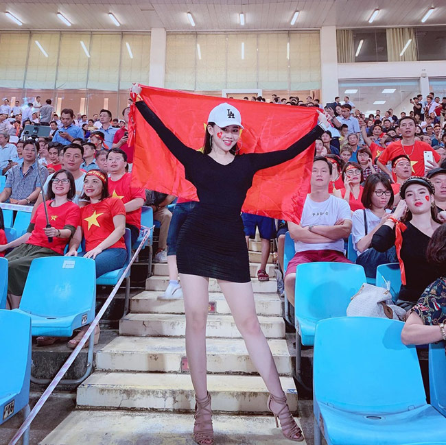 Đã tìm ra danh tính nữ cổ động viên xinh đẹp trên khán đài trong trận Việt Nam - Malaysia-3