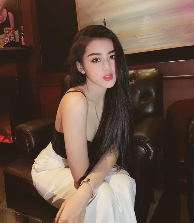 Đã tìm ra danh tính nữ cổ động viên xinh đẹp trên khán đài trong trận Việt Nam - Malaysia-14