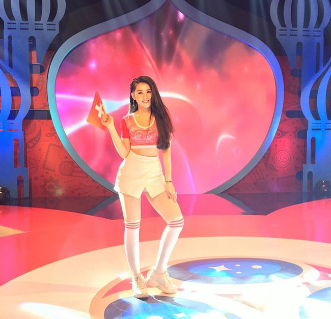 Đã tìm ra danh tính nữ cổ động viên xinh đẹp trên khán đài trong trận Việt Nam - Malaysia-7