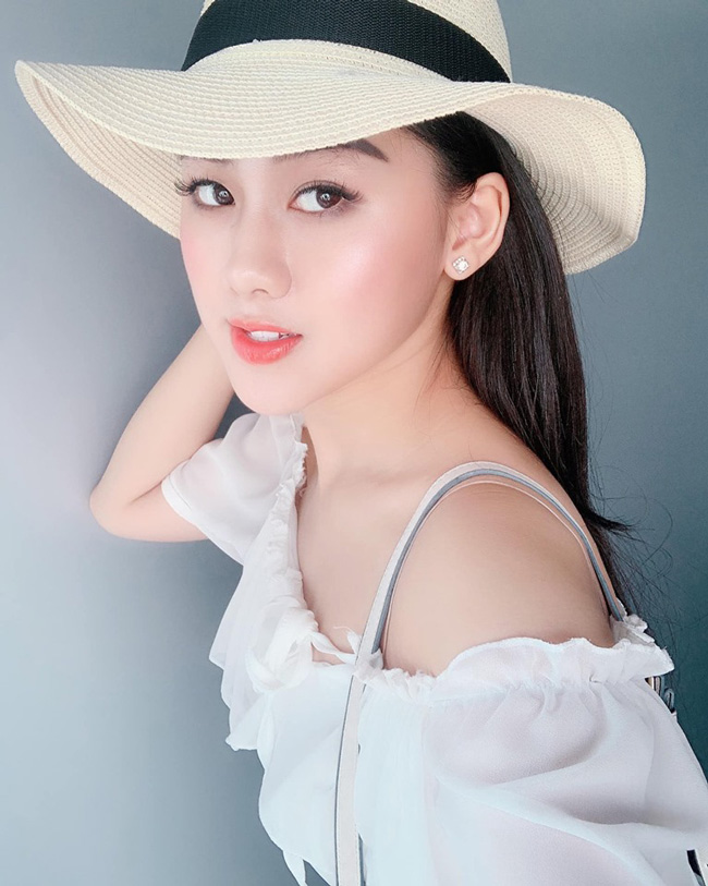 Đã tìm ra danh tính nữ cổ động viên xinh đẹp trên khán đài trong trận Việt Nam - Malaysia-20