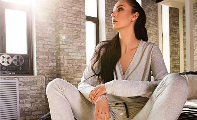 Nữ VĐV cao 2m03 chân dài nhất thế giới dấn thân táo bạo khi biết mình quá đẹp-4