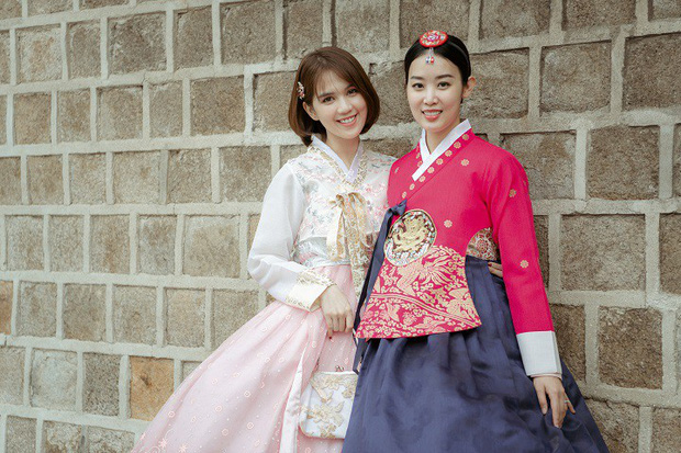 Đổi dáng nhanh như chớp, Ngọc Trinh và Huyền Lizzie quả thật chuyên nghiệp khi chụp ảnh hanbok ở nơi đông người như Seoul-4
