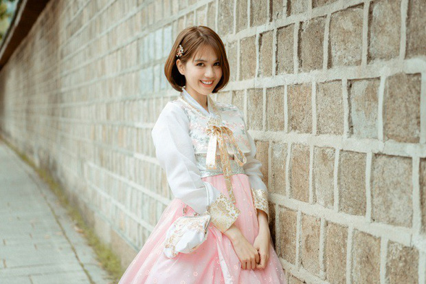 Đổi dáng nhanh như chớp, Ngọc Trinh và Huyền Lizzie quả thật chuyên nghiệp khi chụp ảnh hanbok ở nơi đông người như Seoul-5