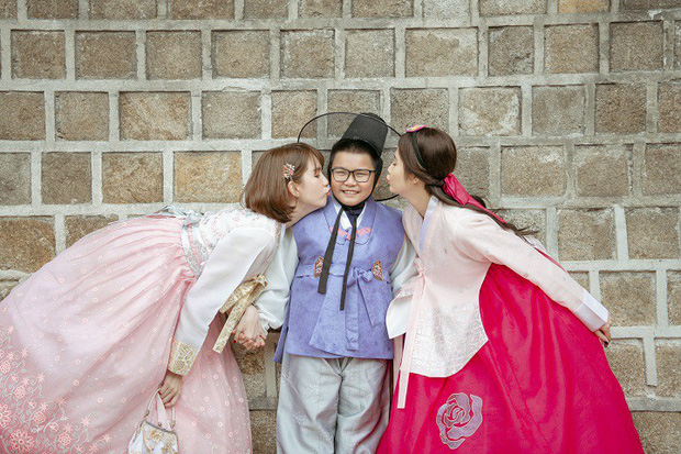 Đổi dáng nhanh như chớp, Ngọc Trinh và Huyền Lizzie quả thật chuyên nghiệp khi chụp ảnh hanbok ở nơi đông người như Seoul-6