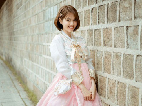 Đổi dáng nhanh như chớp, Ngọc Trinh và Huyền Lizzie quả thật chuyên nghiệp khi chụp ảnh hanbok ở nơi đông người như Seoul
