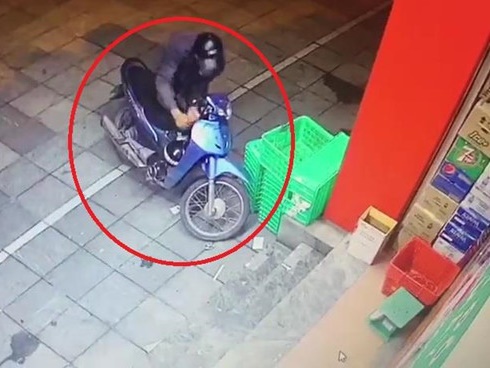 Clip: Xôn xao cặp đôi trung niên dàn cảnh để lấy trộm 4 hộp sữa ngay trước mặt 2 nhân viên bán hàng-3